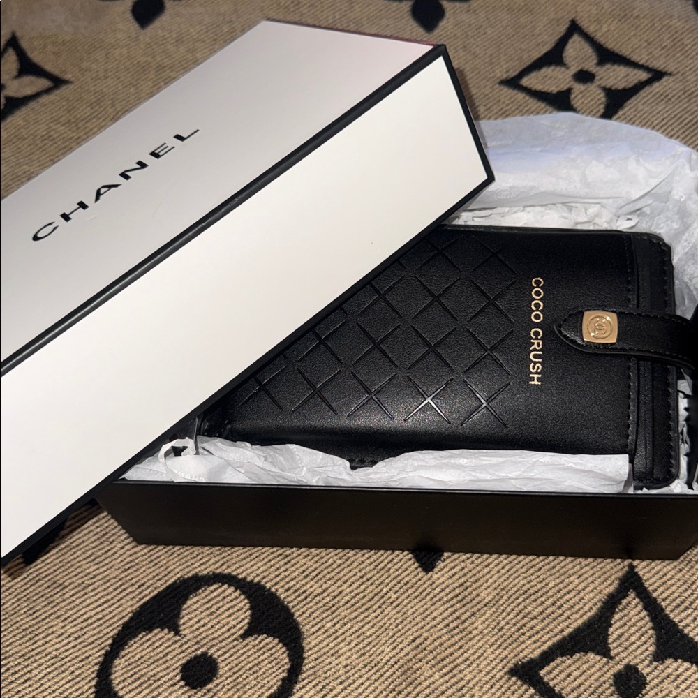 CHANEL Coco Crush Phone Holder & Gold Chain - Picture 9 of 10